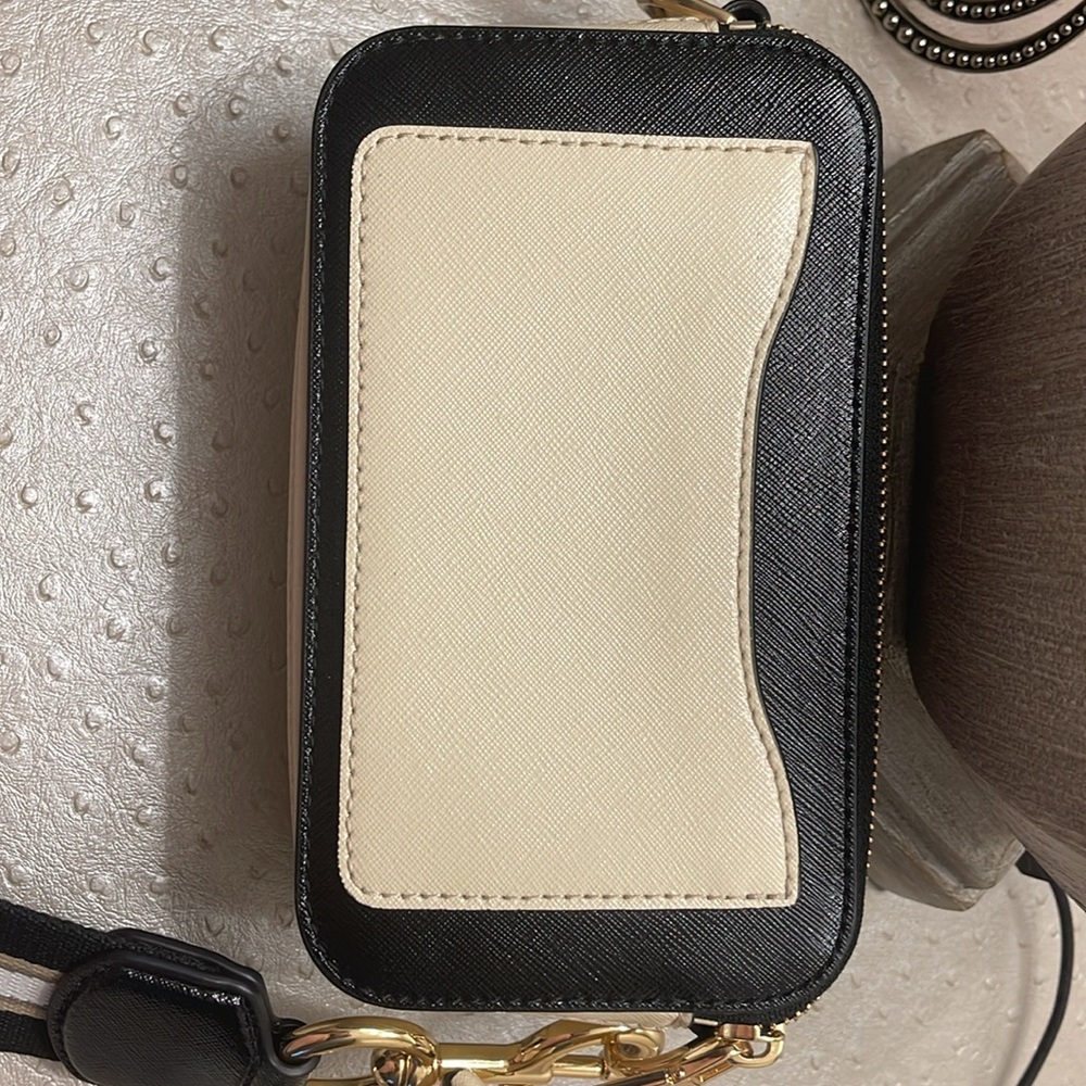 The Mac Jacobs/ The snapshot wallet hanging bag. - Picture 3 of 5
